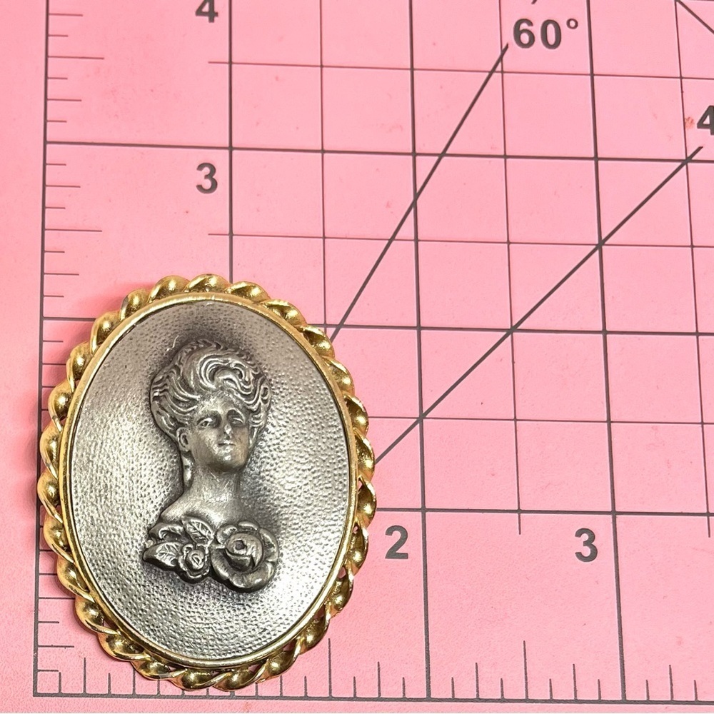 Victorian Style Cameo Brooch - Picture 3 of 3